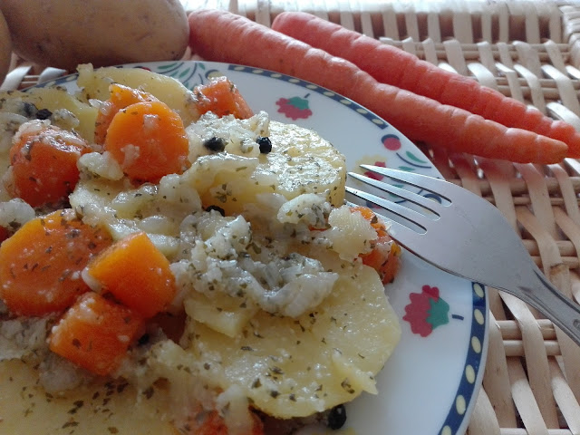 emplatado de patatas a lo pobre cocinada en olla expres presentadas sobre una superficie de mimbre