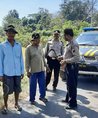 Petani Kena Razia Karena Bawa Arit ke Sawah