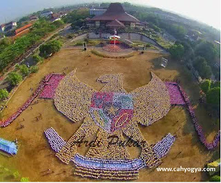 Mahasiswa Baru UGM Bentuk Lambang Negara Raksasa, cah yogya