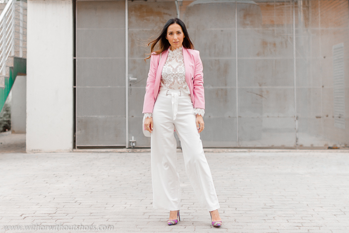 Look como combinar los pantalones blancos en otoño invierno con chaqueta blazer rosa Zara y salones Pura Lopez