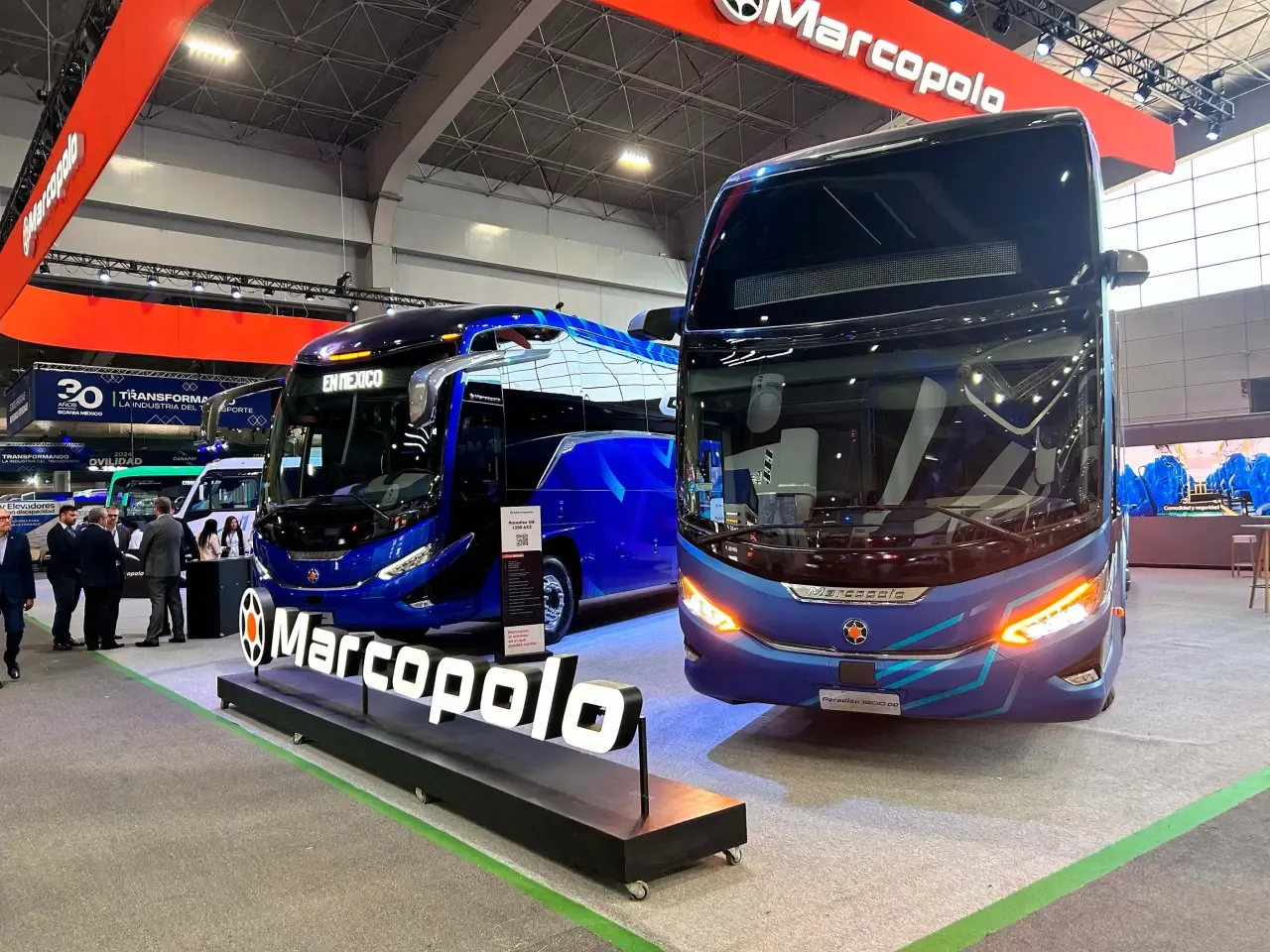 Ônibus Marcopolo na cor azul em uma feira