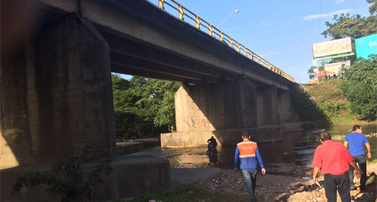De ultimo minuto - Cae un vehículo por puente El Caracol en La Ceiba, provincia La Altagracia - Noticia en desarrollo - Imágenes muy sensibles