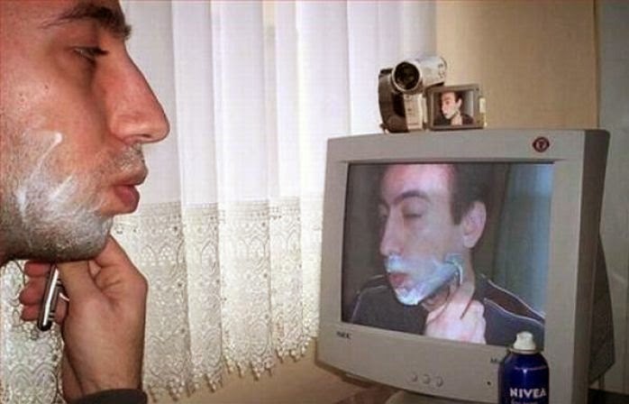 Utilisation d'un écran avec webcam pour se raser le matin, pas con !