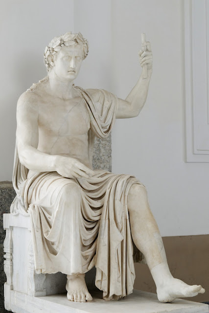 Колоссальная статуя сидящего Августа (Октавиана) в лавровом венке
