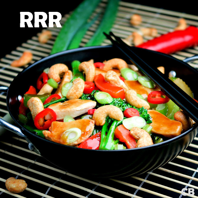 De R is van Roerbakschotel met kip, cashewnoten, groenten en ketjapsaus