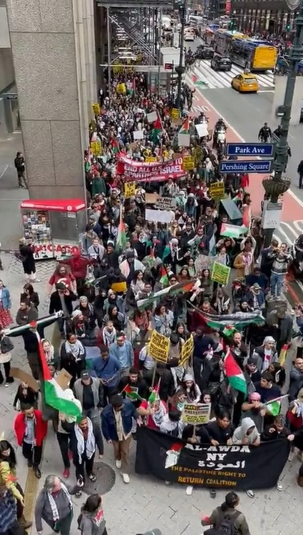 besaran dukungan untuk Palestina digelar di kota New York dan Cichago Unjuk rasa besar-besaran dukungan untuk Palestina di New York dan Chicago