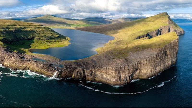 The Astonishing Illusion of Sørvágsvatn, the Lake Floating Above the Ocean