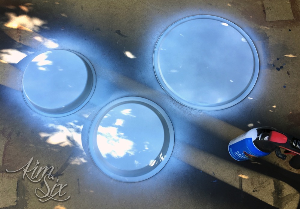 Spray painting pizza pans