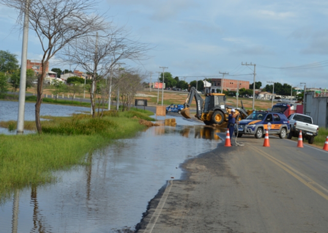 Lagoa transborda na cidade de Capim Grosso e pista é interditada