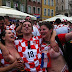 FOTO : Suporter Kroasia Remas-remas Payudara 2 Fans Wanita