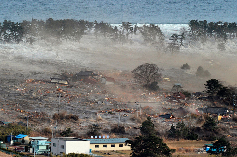 https://blogger.googleusercontent.com/img/b/R29vZ2xl/AVvXsEi8eCrJVwnVNglPgNvtwKXoHn3w6LeJ0ogtjcq9alwr2DrGy37wnhNOnnGYXi3Dpfh9jsgv7J5hTieq7js4f19AyQCOjroAJlz0mHUXM2_tpFyVGPnEgiziCpmGF4YPVO2lyrcKwH__EeU/s1600/japan-tsunami-earthquake-photo-stills-004.jpg