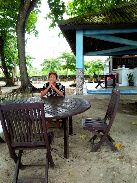 kafe yang berada di pantai embe kalianda