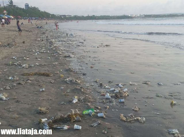 Foto Pantai Kuta Bali Penuh Sampah - liataja.com