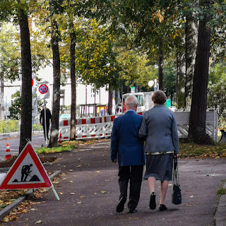 Ein älteres Paar auf den Strassen Basels