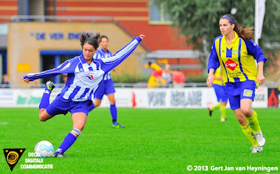 Sabrina Pocorni van SVS in actie met rechts Annemieke van der Voort van Berkel