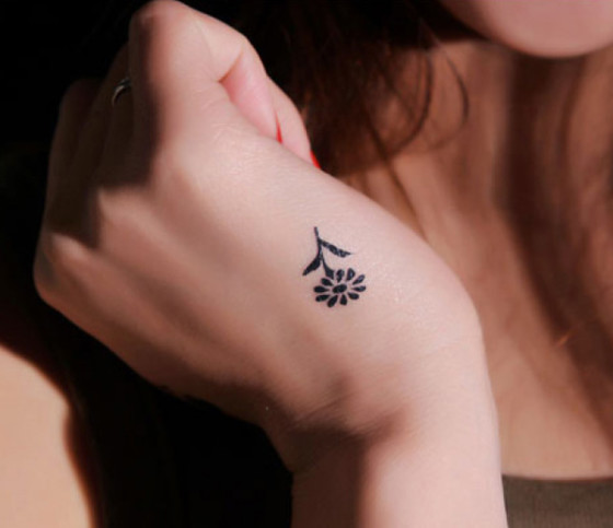 Flor pequena tatuagem na mão