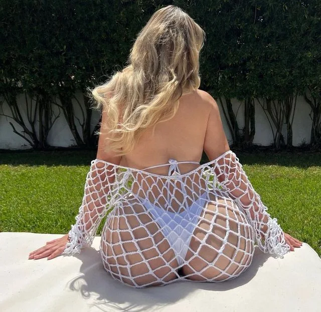 Anastasia Kvitko se luce en mini bikini blanco