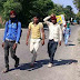 लॉकडाउन: सैकड़ों किलोमीटर दूर पूर्वांचल के जिलों के लिए पैदल ही चल पड़े हैं युवा