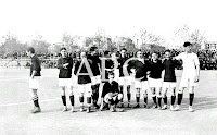 F. C. BARCELONA - Barcelona, España - Temporada 1911-12 - Amechazurra, Berdié, Irízar, Massana, A. Morales, Armet, Rodríguez, R. Morales, Peris, Renyé y Forns (sentado) F. C. BARCELONA 2 (Massana y José Rodríguez) SOCIEDAD GIMNÁSTICA ESPAÑOLA DE MADRID 0 - 07/04/1912 - Copa del Rey, final - Barcelona, Camp del Carrer Industria - El Barcelona gana su 2º título de Copa