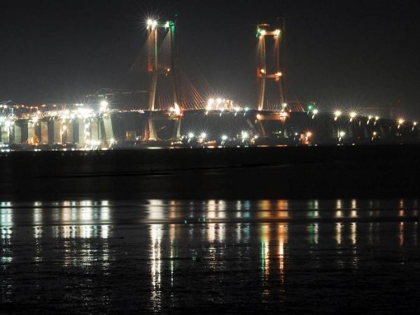 Foto Jembatan Suramadu Malam  Hari  Indah  Banget