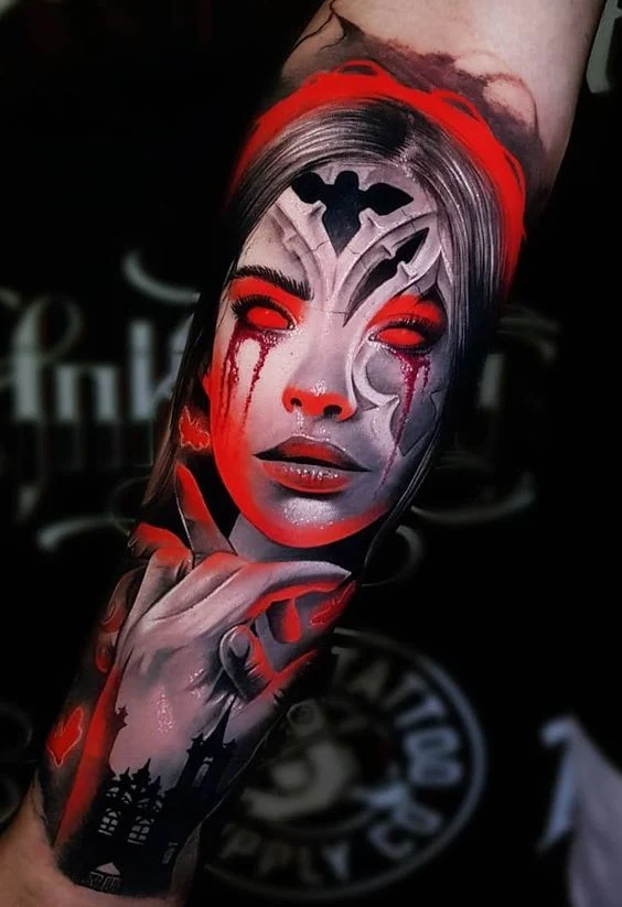 Imagen de un espectacular tatuaje a color de vampira en una iglesia gótica