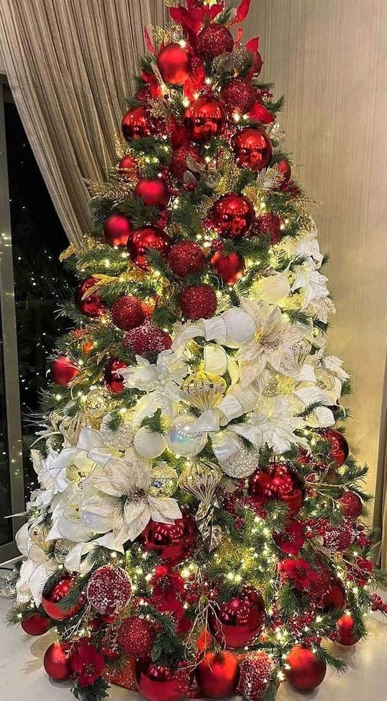 árvore de natal com bolas e flores