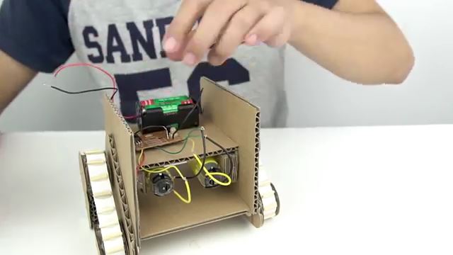 Cara Membuat Robot Wall E dari Kardus Yang Bisa Bergerak 