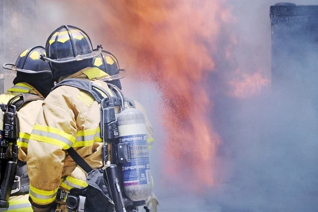 Bomberos en incendio