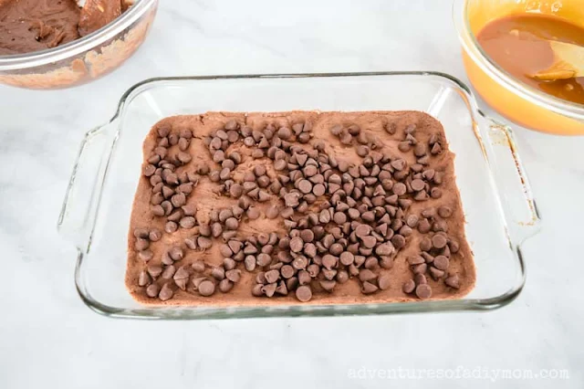 adding chocolate chips to brownie layer