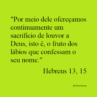 Em fundo verde e letras pretas do tipo Time New Romam, ler-se a frase bíblica: 'Por meio dele ofereçamos continuamente um sacrifício de Louvor a Deus, isto é, o fruto dos lábios que confessam o seu nome'.