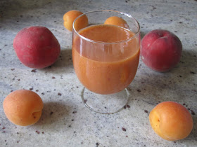 Smoothie abricots pêche dans un verre 