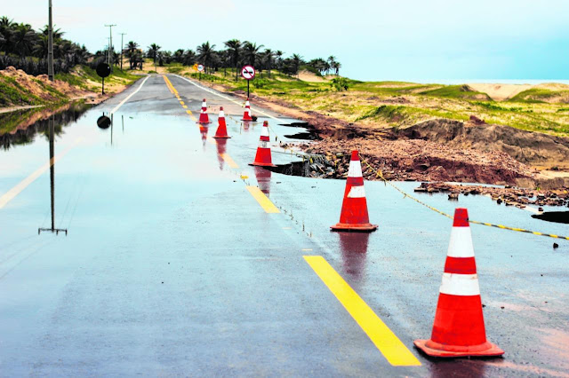 Foto_mostra_estradas_do_Brasil_com_buracos_cones_adverte_perigo_aos_motoristas.