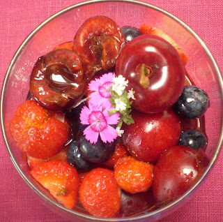 Salade de fruits rouges, infusion de thym citron et stévia