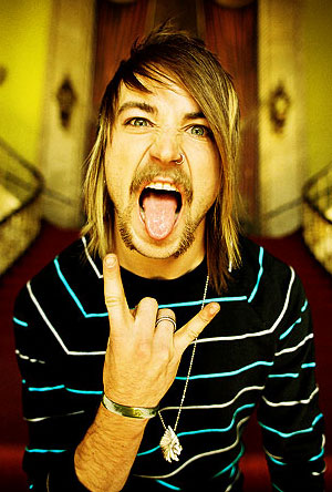 Nombre completo Jeremy Clayton Davis Bajista de la banda ademas toca la