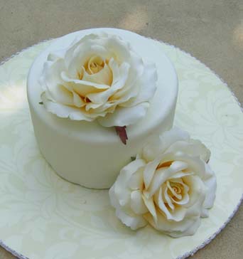Small wedding cakes with white roses