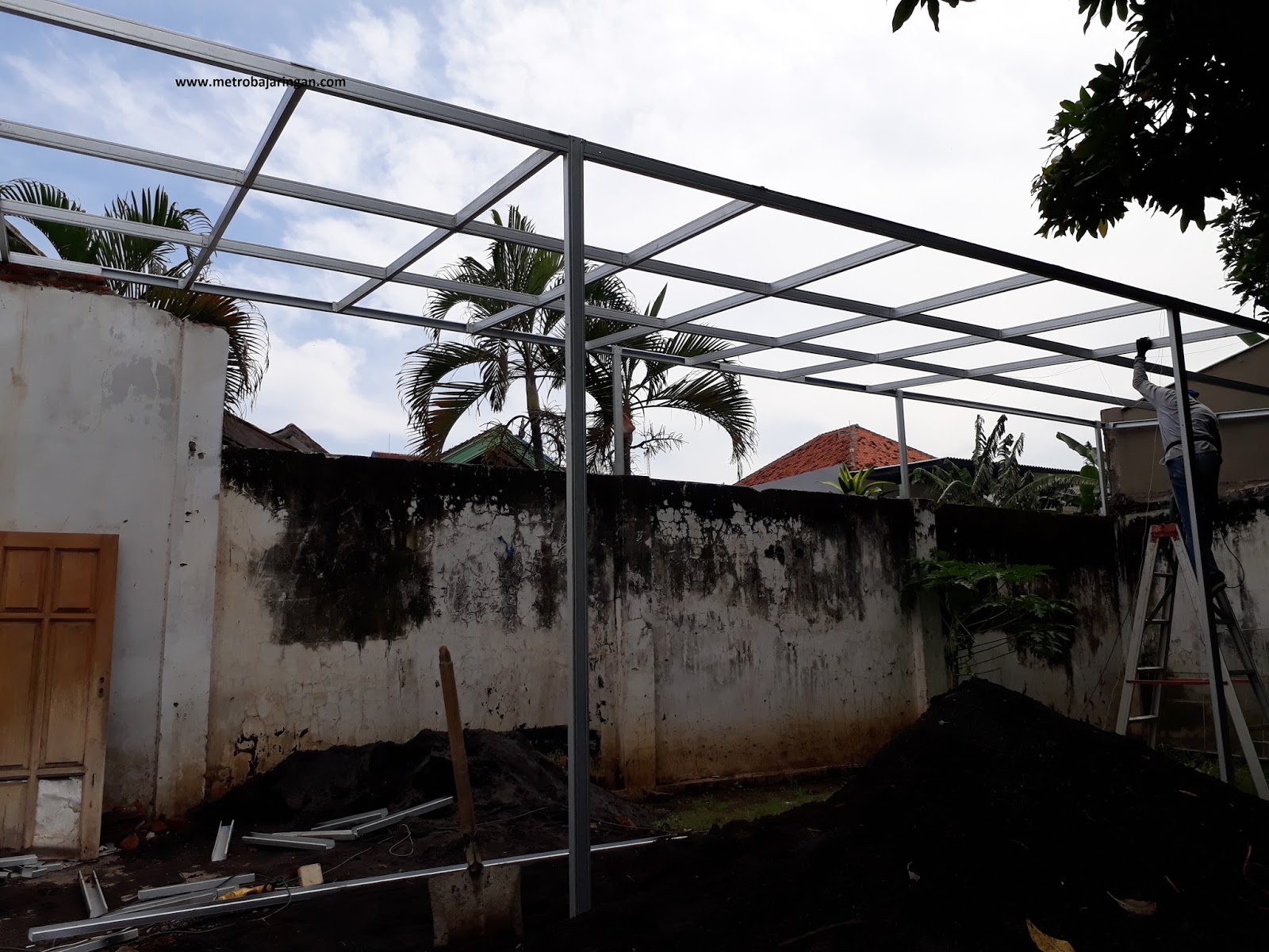 PEMASANGAN KANOPI BAJA RINGAN MILIK SIGNORA METRO TRUSS ALUMINIUM