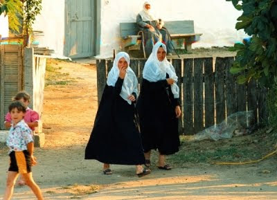 Από τη γέφυρα συνεργασίας στο απειλητικό τόξο