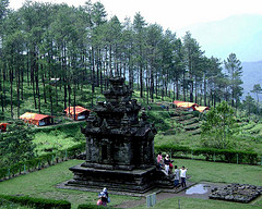 Candi Gedong songo adalah candi yang terdiri dari 9 buah yang terletak di daerah Ungaran Kabupaten Semarang