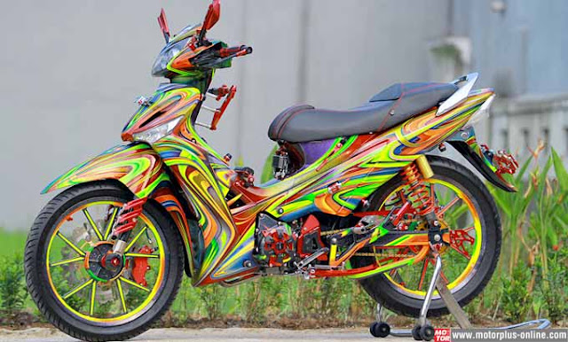 Foto Modifikasi Honda Supra Part yang mencomot dari motor sport antara lain pelindung sok depan, engine cover, cover chain, cover gir dan lain sebagainya Variant Airbrush yang kebagian eksekusi pelapis bodi Supra X Pilihan warna motif grafis, lumayan cukup ceria dengan kombinasi warna nano-nano. Ada kombinasi serbuk gliter hologram.