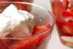 Skinny No-Bake Strawberry Cheesecake Dessert Parfaits Recipe