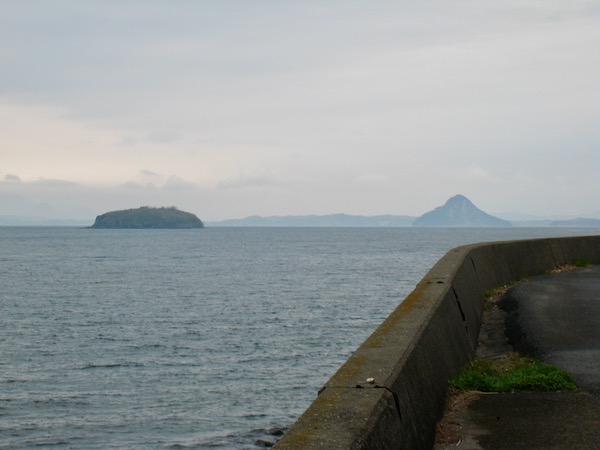 小さかった高杢島の天草富士（右）