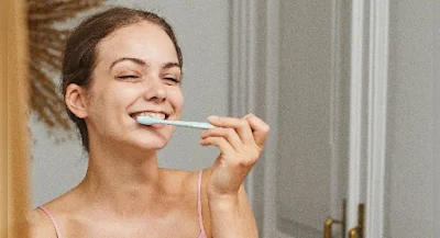 Wanita sikat gigi