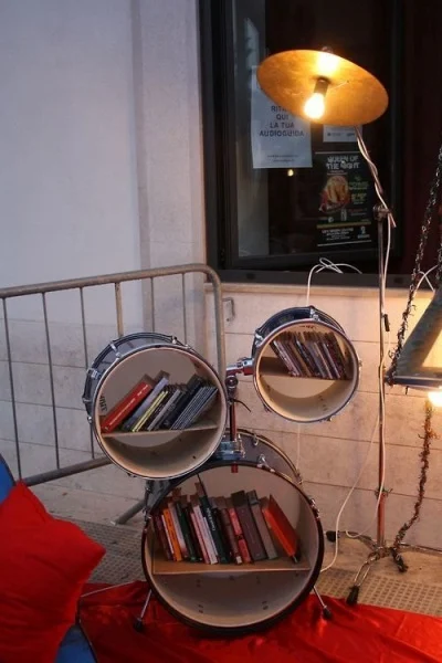 Drum set dimodifikasi jadi rak buku dan lampu lantai. 