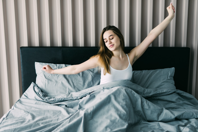 buying a new mattress girl on mattress