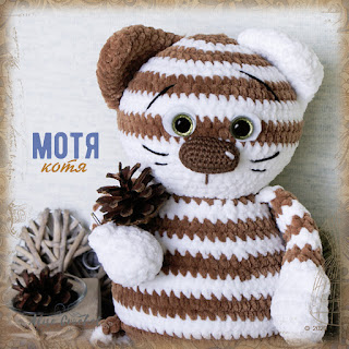 вязаная крючком игрушка из плюшевой пряжи кот мотя crochet toy made of plush yarn cat motya  brinquedo de crochê feito de fio de pelúcia gato mocha pe