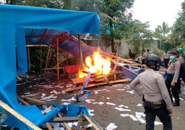Aparat Gabungan TNI-Polri Musnahkan Tempat Judi King di Timika