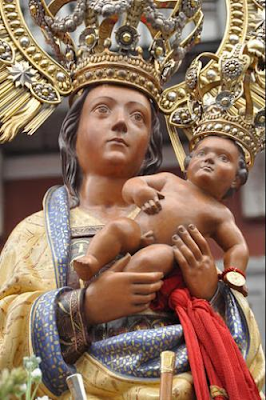 La Virgen de La Almudena Sosteniendo al Niño Jesus en Sus Brazos