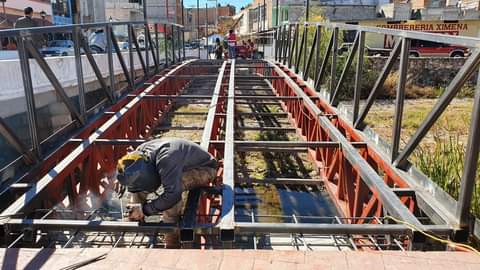 Avanza la construcción del nuevo puente peatonal en el arroyo de Atotonilco