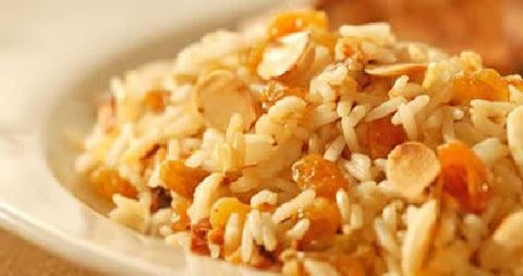 Arroz com passas, cogumelo e champanhe