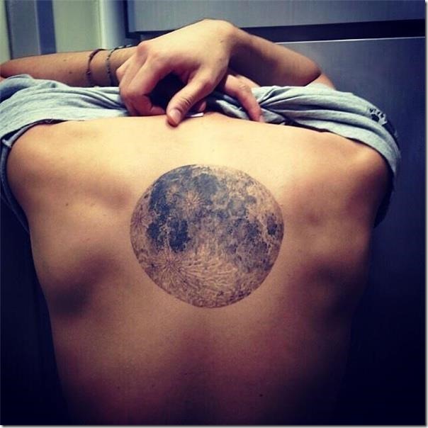 luna-llena-potente-y-realista-en-la-espalda luna-llena-potente-y-realista-en-la-espalda